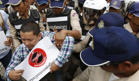 Proteste von Gewerkschaftern vor dem Parlament in Phnom Penh am ... Proteste von Gewerkschaftern vor dem Parlament in Phnom Penh am ...
