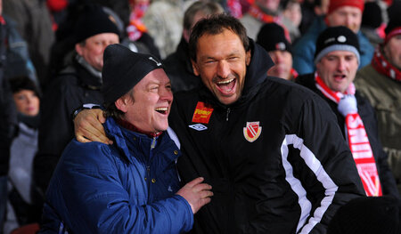 Pepe Wollitz (r.) freut sich gerne in Cottbus (wie hier im Febru... Pepe Wollitz (r.) freut sich gerne in Cottbus (wie hier im Febru...