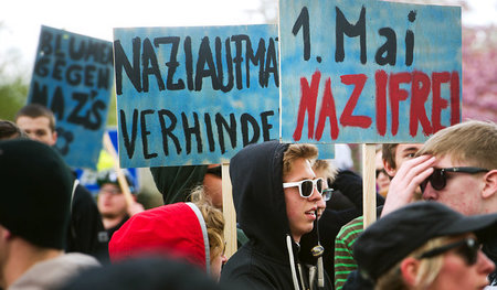 Gegendemonstranten zeigen am 01.05.2015 Plakate gegen den NPD-Au... Gegendemonstranten zeigen am 01.05.2015 Plakate gegen den NPD-Au...