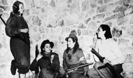 Italienische Partisaninnen in Castelluccio (Umbrien), 2. 11. 194... Italienische Partisaninnen in Castelluccio (Umbrien), 2. 11. 194...