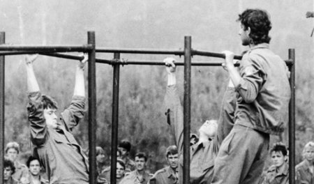 Hoch, hoch, hoch: Klimmzugfestival bei der »Wehrspartakiade« 198... Hoch, hoch, hoch: Klimmzugfestival bei der »Wehrspartakiade« 198...