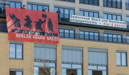 Antifaschistische Plakate an der Alice-Salomon-Hochschule Berlin... Antifaschistische Plakate an der Alice-Salomon-Hochschule Berlin...