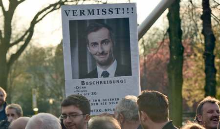 Wo ist er denn? Ein Demonstrant vermißt den Satiriker bei der Ve... Wo ist er denn? Ein Demonstrant vermißt den Satiriker bei der Ve...