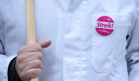 Einstimmung auf die kommenden Tage: Öffentlich Beschäftigter bei... Einstimmung auf die kommenden Tage: Öffentlich Beschäftigter bei...