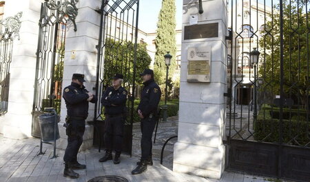 Spanische Polizisten am Mittwoch vor der Stadtentwicklungsbehörd... Spanische Polizisten am Mittwoch vor der Stadtentwicklungsbehörd...