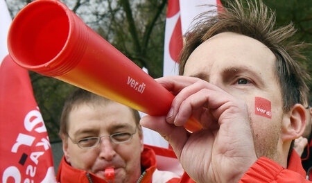 Nachdrückliche Mahnung: Gewerkschafter demonstrieren im März zum... Nachdrückliche Mahnung: Gewerkschafter demonstrieren im März zum...
