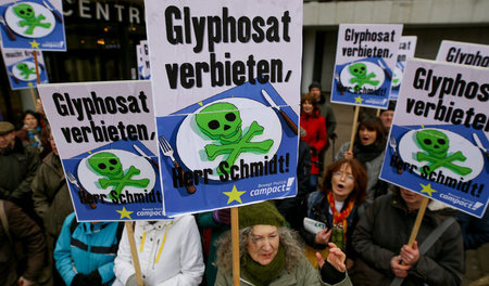 Demo für ein Verbot am 15. März in Hamburg. Die WHO hat es als »... Demo für ein Verbot am 15. März in Hamburg. Die WHO hat es als »...