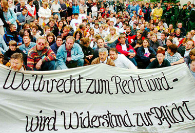 Im Augsut 2004 blockierten Antifaschisten den Neonaziaufmarsch i... Im Augsut 2004 blockierten Antifaschisten den Neonaziaufmarsch i...