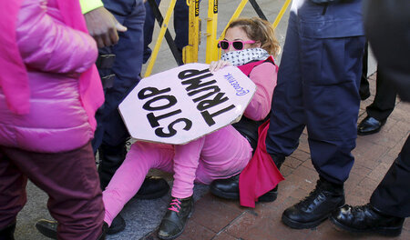 Eine Code-Pink-Aktivistin durchbrach eine Polizeisperre während ... Eine Code-Pink-Aktivistin durchbrach eine Polizeisperre während ...