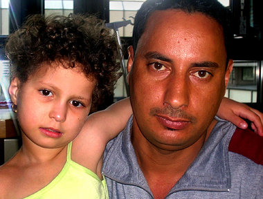 Maria Jassim nach der OP mit ihrem Vater in Pfaffenhofen Maria Jassim nach der OP mit ihrem Vater in Pfaffenhofen