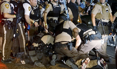 US-Polizisten gehen am 10. August 2015 auf Demonstranten los, di... US-Polizisten gehen am 10. August 2015 auf Demonstranten los, di...