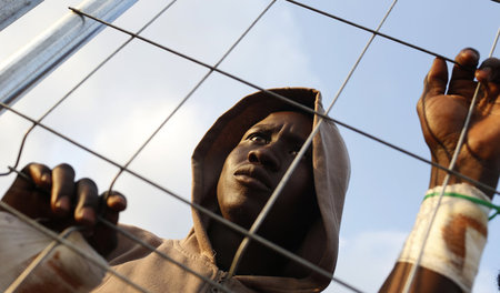 Im Kampf gegen ihn sucht die EU Partner: Flüchtling am Grenzzaun... Im Kampf gegen ihn sucht die EU Partner: Flüchtling am Grenzzaun...