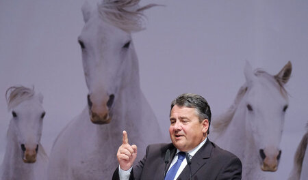 Sigmar Gabriel (SPD) zäumt die alte Mähre Sozialdemokratie neu a... Sigmar Gabriel (SPD) zäumt die alte Mähre Sozialdemokratie neu a...