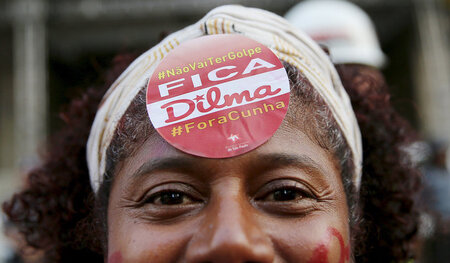 Protest gegen den Putsch: »Dilma bleibt. Weg mit Cunha!« Die Meh... Protest gegen den Putsch: »Dilma bleibt. Weg mit Cunha!« Die Meh...