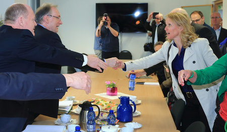 Koalitionspoker: Reiner Haseloff (CDU, 2. v. l.) und CDU-Landesc... Koalitionspoker: Reiner Haseloff (CDU, 2. v. l.) und CDU-Landesc...