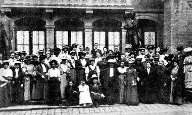 58 Delegierte aus 15 Ländern trafen sich heute vor 100 Jahren in... 58 Delegierte aus 15 Ländern trafen sich heute vor 100 Jahren in...