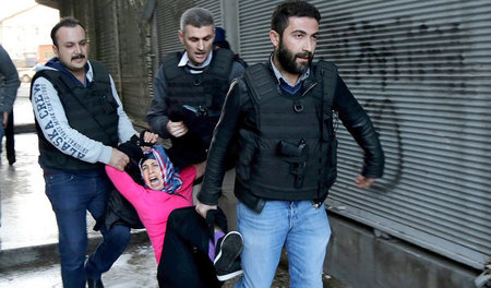 Türkische Zivilpolizisten im Februar bei der Verhaftung einer Fr...