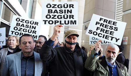 Türkische Journalisten protestieren am 1. April vor einem Istanb...