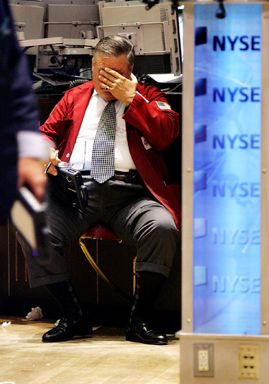 Händler an der New York Stock Exchange: Einbruch des Dow Jones Händler an der New York Stock Exchange: Einbruch des Dow Jones