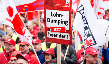 Hunderte Demonstranten protestierten am 9. April in München gege...