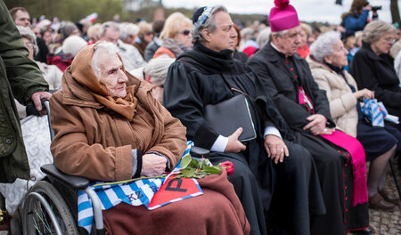 Von den über 120.000 Frauen und 20.000 Maennern, die im Konzentr...