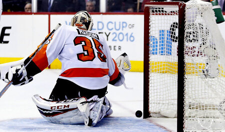 Weg ist der Puck: Philadelphias Torwart Steve Mason hat sich sel...