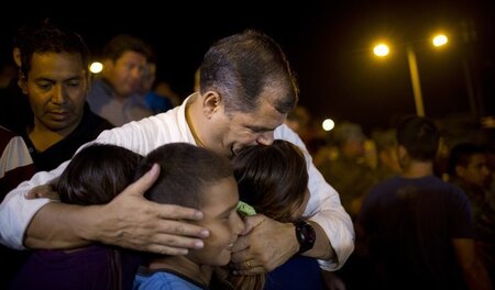 Ecuadors Präsident Rafael Correa spricht am Sonntag vom Erdbeben...