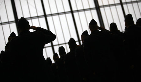 Auch der größte Militärpakt der Welt benötigt Mitarbeiter, die i...