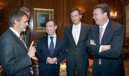 Kontakte pflegen. Der damalige Journalist Matthias Schepp (r.) m...