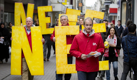 Auf der Straße für das Nee (Nein): Der SP-Abgeordnete Harry van ...