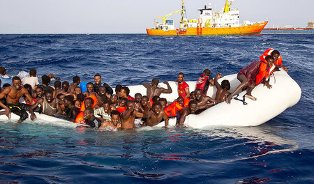 Auf diesem Schlauchboot fand die italienische Küstenwache am Mon...