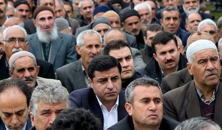 Im Visier des Staats: Selahattin Demirtas (Mitte), Kovorsitzende...