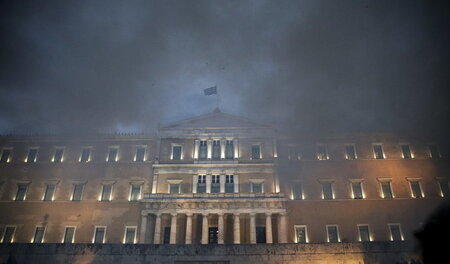 Bauern gegen neue Rentenkürzungen: Bereits am 12. April brannte ...