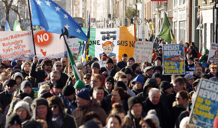 Gegen Wassersteuer und Austeritätspolitik: Proteste im Zentrum v...
