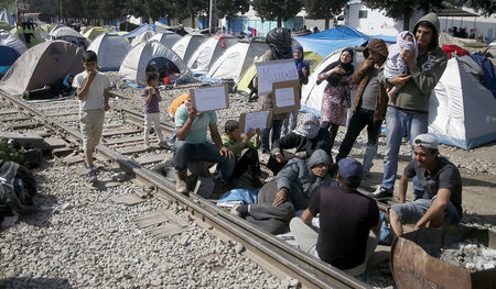 Protestierende Flüchtlinge während einer Gleisblockade in der Nä...