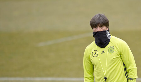 Wo ist die Berliner Hitze? Themperaturmesser Löw Ende März in Be...