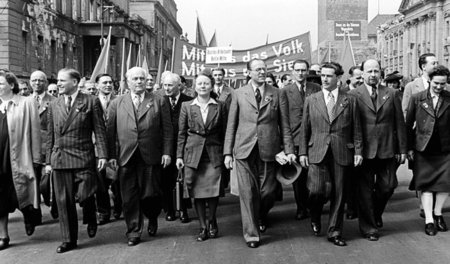 Karl Litke, Wilhelm Pieck, Katharina Kern, Otto Grotewohl, Hans ...