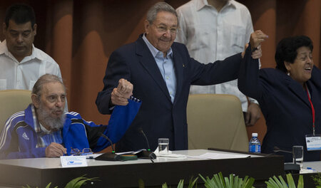 Fidel Castro (sitzend) mit seinem Bruder Raúl, der zum Ersten Se... Fidel Castro (sitzend) mit seinem Bruder Raúl, der zum Ersten Se...