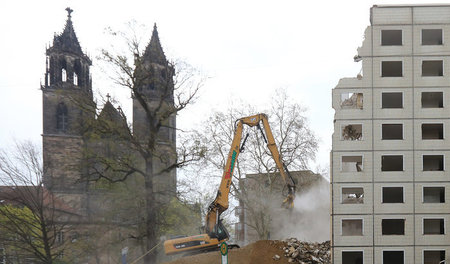 Ein Plattenbau wird im April 2014 unweit des Doms von Magdeburg ... Ein Plattenbau wird im April 2014 unweit des Doms von Magdeburg ...