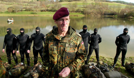 General Reinhard Günzel vor seinen Mannen: KSK-Training in Calw ... General Reinhard Günzel vor seinen Mannen: KSK-Training in Calw ...