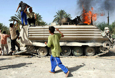 Panzer zerstört – Iraker in Basra bejubeln einen erfolgreichen A...