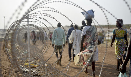 Sudanesische Binnenflüchtlinge vor dem UN-Hauptquartier in der L...