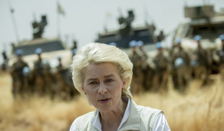 Üben für den Wüstenkrieg: Verteidigungministerin von der Leyen a...