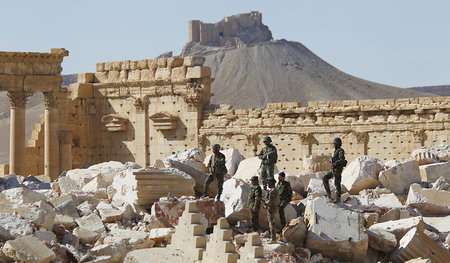 Syrische Soldaten besichtigen nach der Befreiung Palmyras die Ru...