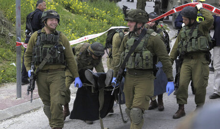 Israelische Soldaten bergen die Leiche des zuvor gezielt erschos...