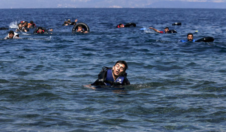 Immer wieder werden Menschen aus dem Mittelmeer gerettet, wie hi...