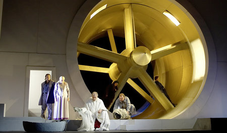 Eine überdimensionale Turbine symbolisiert die unerklärliche Kra...