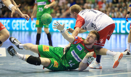 Bitte sofort abhaken: Magdeburgs Jacob Baggersted (l.) wird beim...