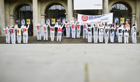 Aufwärmen in Hannover: Protestchoreographie gegen TTIP und CETA ... Aufwärmen in Hannover: Protestchoreographie gegen TTIP und CETA ...