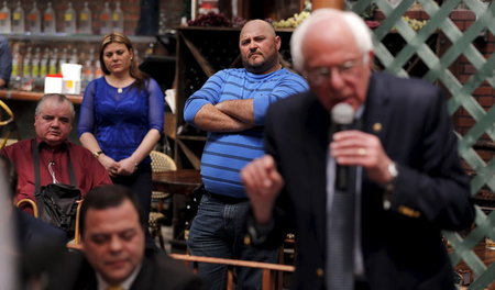 Auch Bernie Sanders (mit Mikrofon) verspricht eine »Revolution«:...